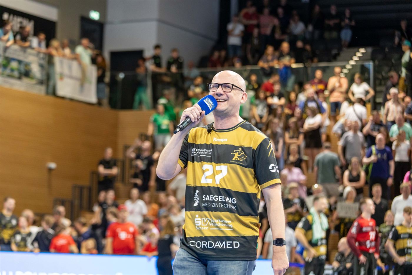 Jens Umbreit als Hallensprecher beim HC Elbflorenz vor voller Halle