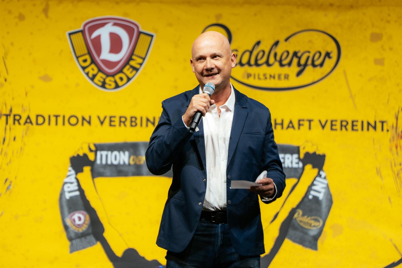 Jens Umbreit moderiert eine Veranstaltung
